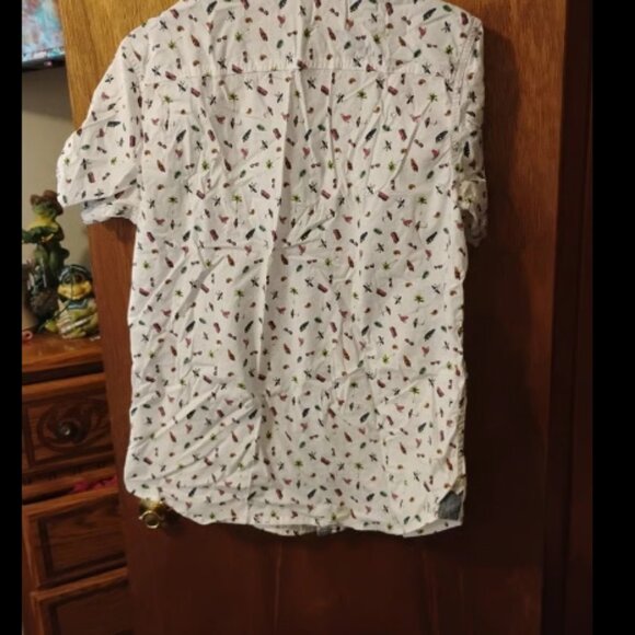 Free Planet Beach Themed Button Up Polo Mens Medium (17"W X 25"L) - Picture 6 of 9